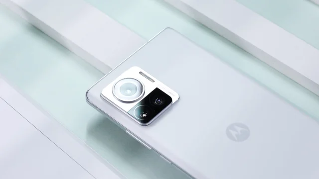 Motorola X30 Pro là chiếc smartphone đầu tiên trên thế giới trang bị camera có cảm biến siêu độ phân giải 200MP do Samsung phát triển.